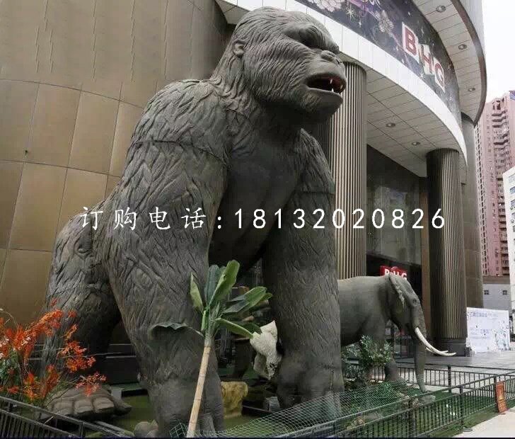 仿真大猩猩雕塑，玻璃钢动物雕塑.jpg