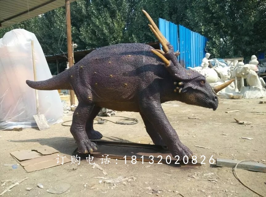 玻璃钢仿真恐龙，公园动物雕塑.jpg