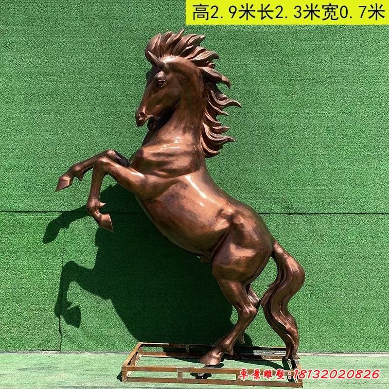 铜雕立着的马