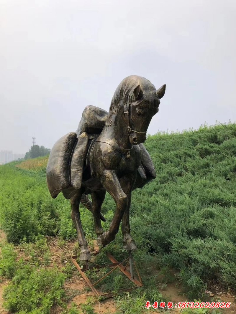 驮东西的铜雕马