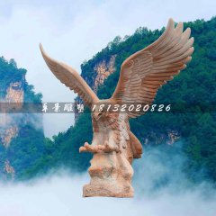 老鹰石雕，晚霞红老鹰石雕