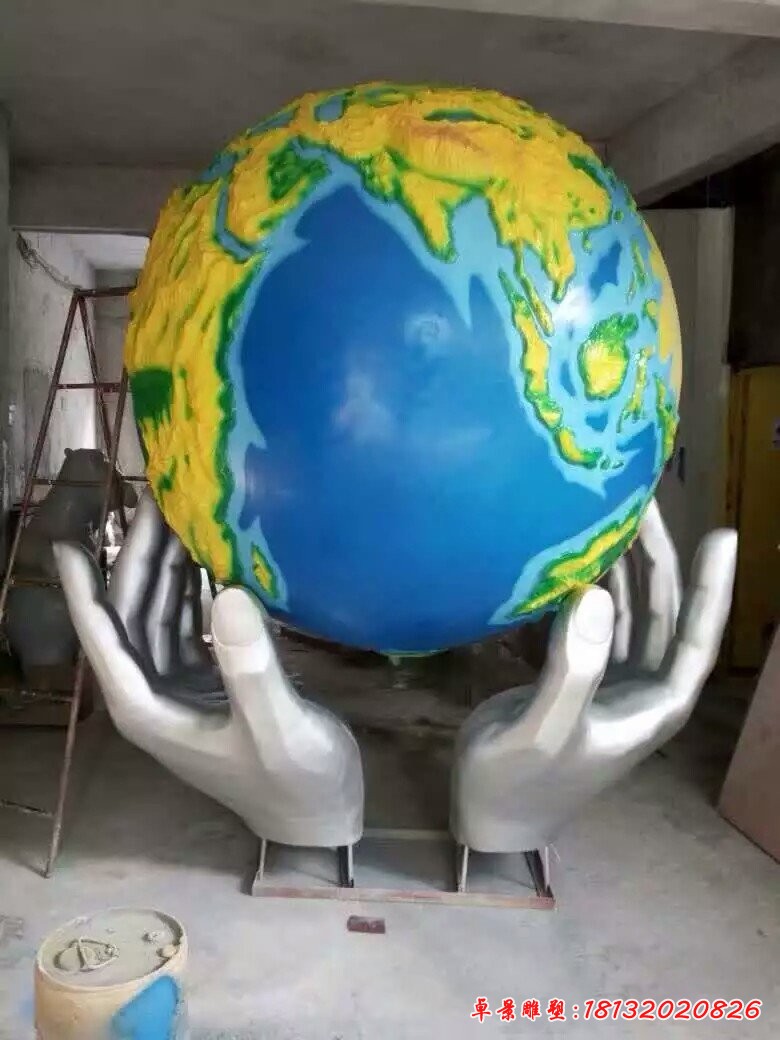 玻璃钢手捧地球雕塑