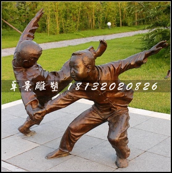 小孩摔跤铜雕，公园小品人物雕塑