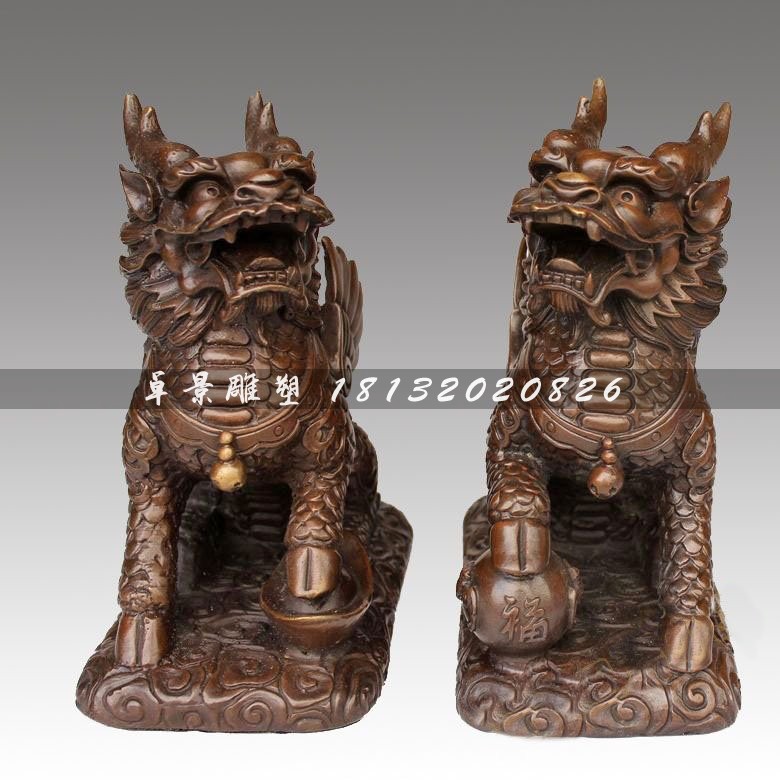 脚踩钱币的麒麟铜雕，铜雕神兽
