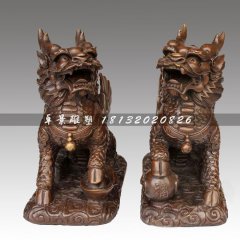 脚踩钱币的麒麟铜雕，铜雕神兽