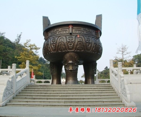 铸铜鼎，广场三足铜鼎