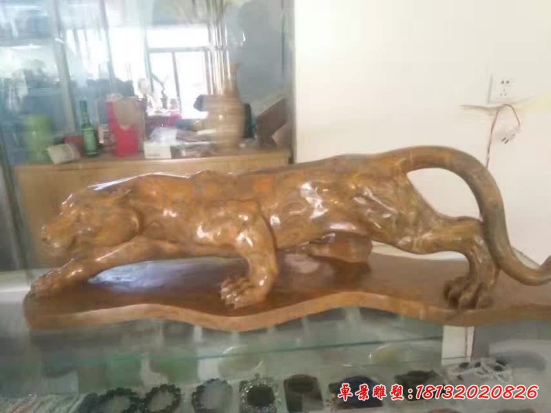 晚霞红石雕豹子