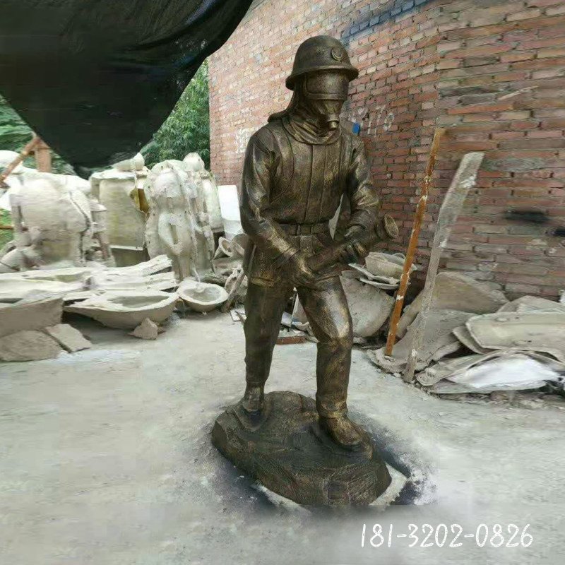 喷水消防员铜雕