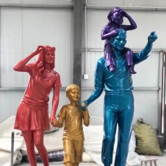广场一家人四口雕塑