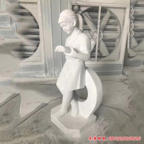 少儿读书雕塑